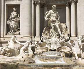 Mermerne statue na Fontani Trevi u Rimu